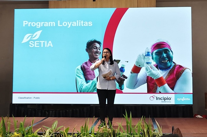 2. Suasana hybrid PIJAR yang edukatif: petani dan penyuluh terlibat aktif dalam praktik manajemen hama. (Dok. Syngenta Indonesia)