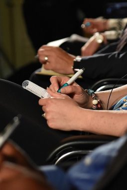 Cara Efektif Mengundang Jurnalis Ekonomi Agar Acara Liputan Berhasil