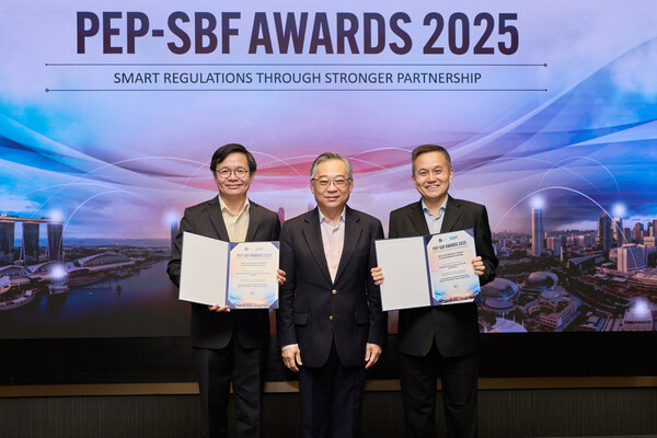 From Left: Mr Ng Cher Pong, Chief Executive Officer, IMDA | Mr Gan Kim Yong, Deputy Prime Minister and Minister for Trade and Industry | Mr Tan Chin Hwee, Chairman, SGTraDex Services