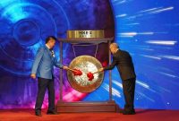 Dr. David Hon, founder and CEO of DAHON, rings the Listing Gong