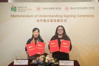 Professor May Cheng May-hung, Vice President (Academic) of EdUHK(Left), and Dr. Peggy Zhai, Principal of Zhongshan Whampoa School for Hong Kong and Macao Students（Right）, completed the signing of the memorandum of cooperation.