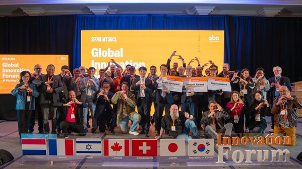 Group photo of all media representatives, VCs, startups, and government officials involved in Global Innovation Forum