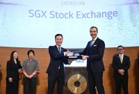 Koh Jin Hoe, Head of Capital Markets, Global Sales and Origination, SGX Group and Thomas Laboulle, Founder and CEO, Toku Ltd. exchanging listing memento gift